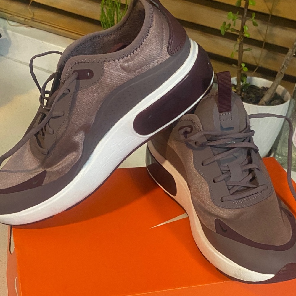 Nike Men's Maroon and White Sneakers